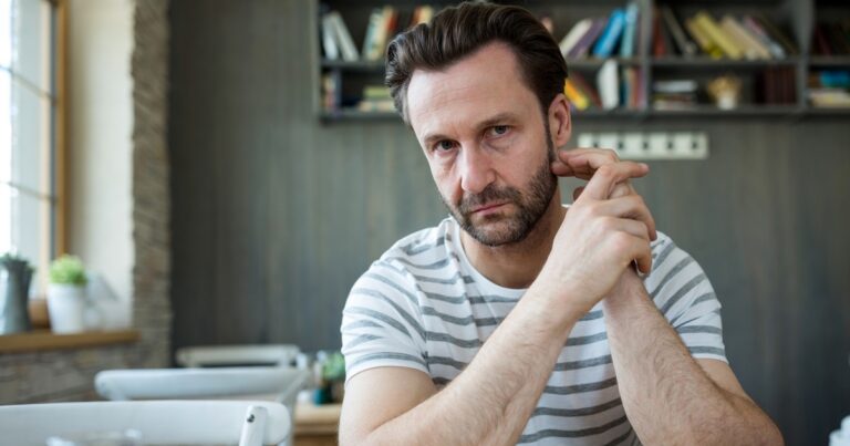 Fotografie zamyšleného muže