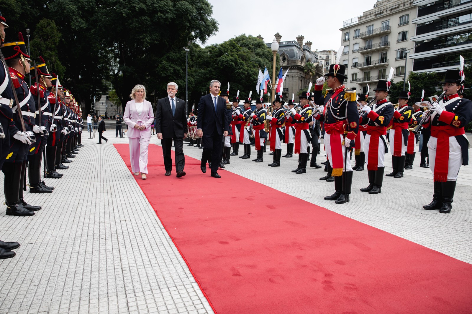 Eva Pavlová v růžovém kostýmu