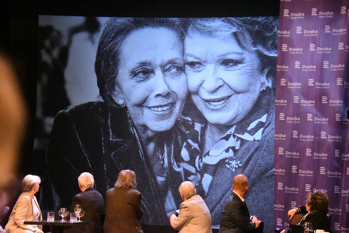 Fotografie vzpomínky na Jiřinu Jiráskovou na oslavě 95. narozenin Jiřiny Bohdalové
