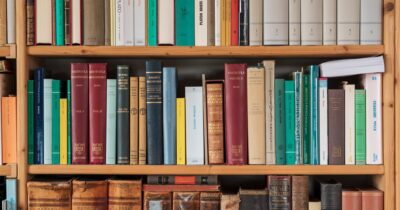 Fotografie knih v knihovně