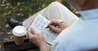 Fotografie muže řešícího sudoku