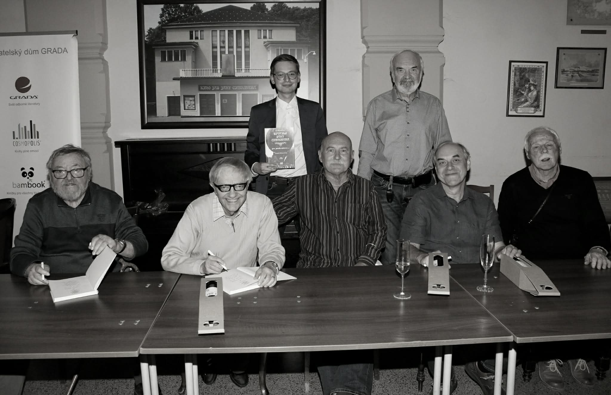 Fotografie Jana Hraběty a jeho kolegů na křtu knihy Divadlo Járy Cimrmana po padesátce...