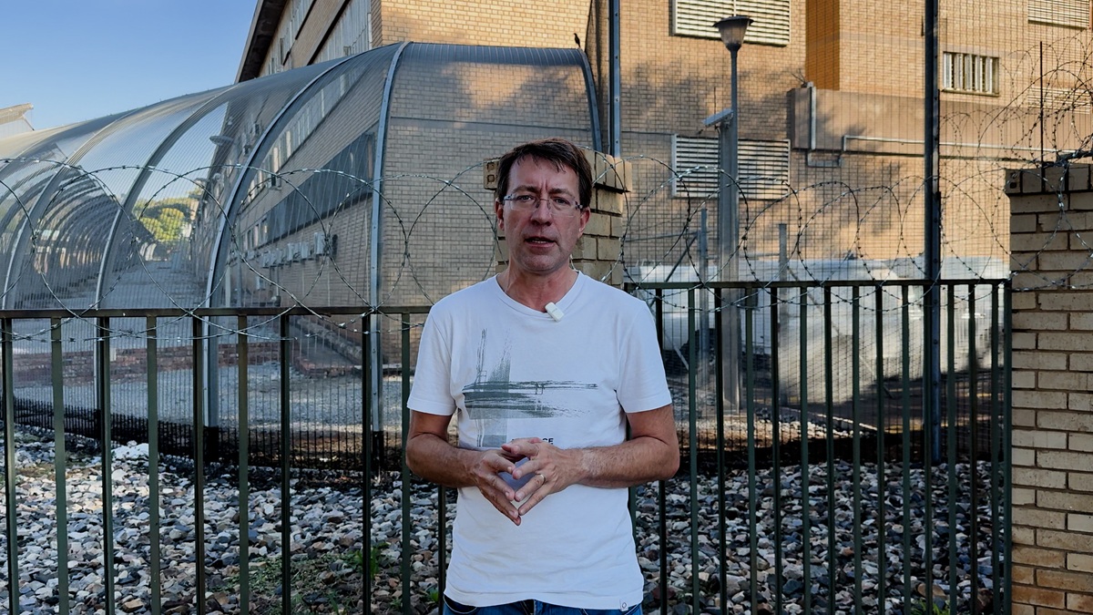 Fotografie novináře Jiřího Hynka před jihoafrickou věznicí