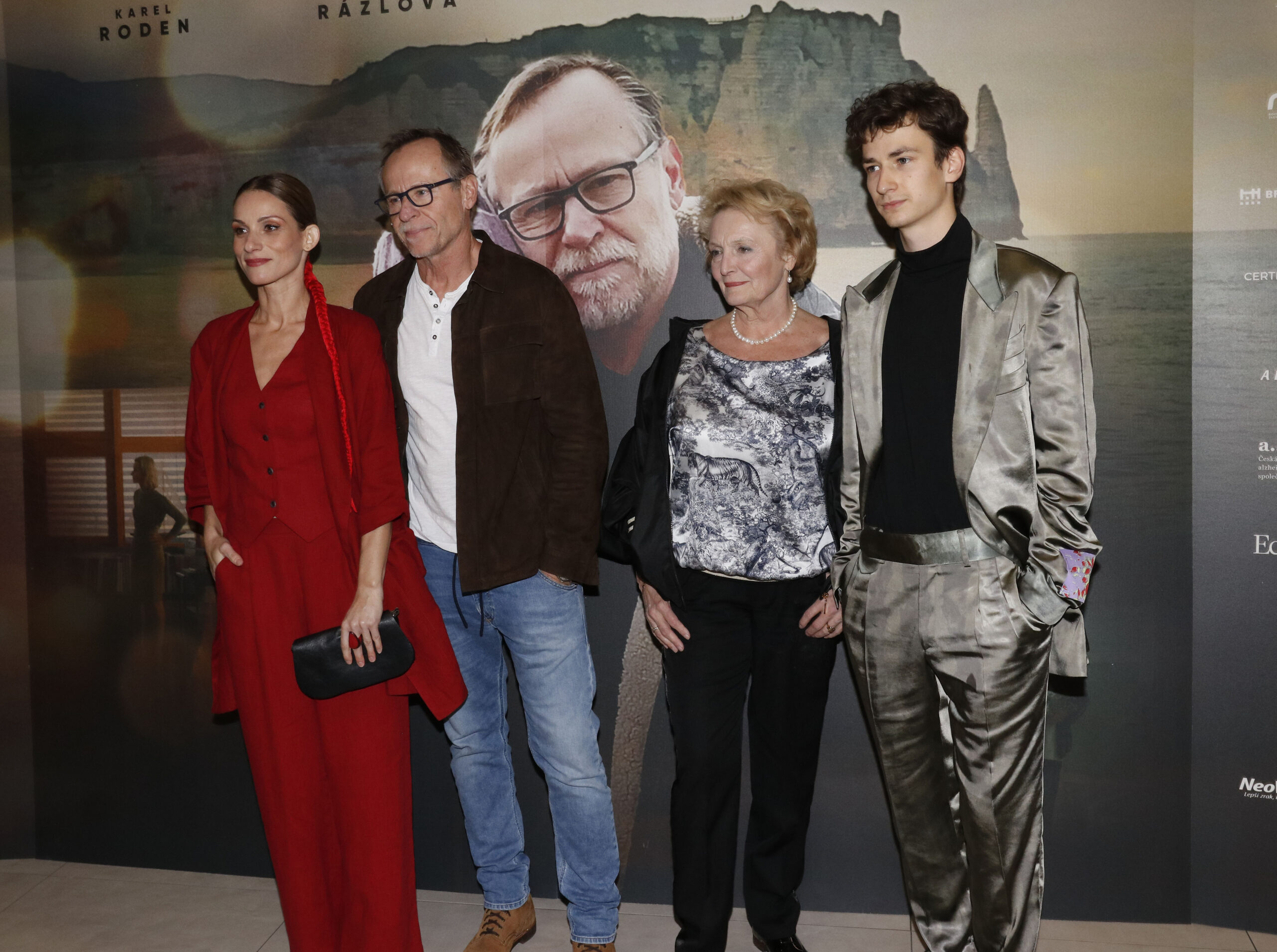 Fotografie Zuzany Kanócz, Karla Rodena, Reginy Rázlové a Antonia Šoposki na premiéře filmu Tancuj Matyldo